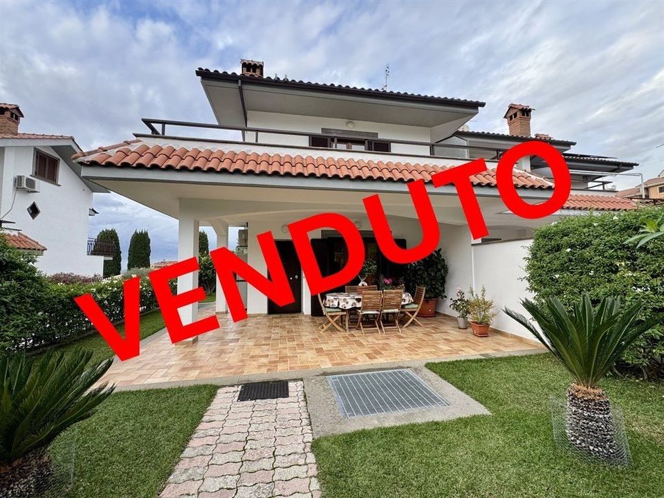 Foto Cometa 43 — Villa trifamiliare in vendita a Albano Laziale Olivella