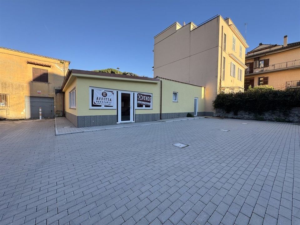 Foto Cometa 1 — Negozio in vendita a Albano Laziale