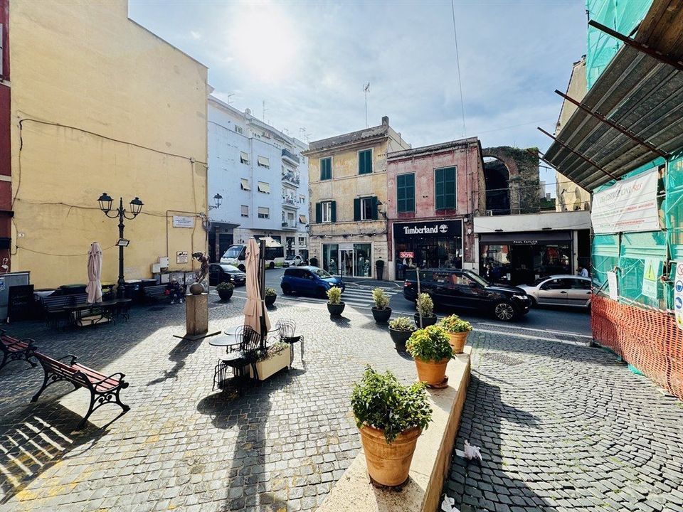 Foto Cometa 1 — Posizione commerciale in vendita a Albano Laziale Centro